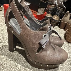 Grey UGG heel platform with bow detail.